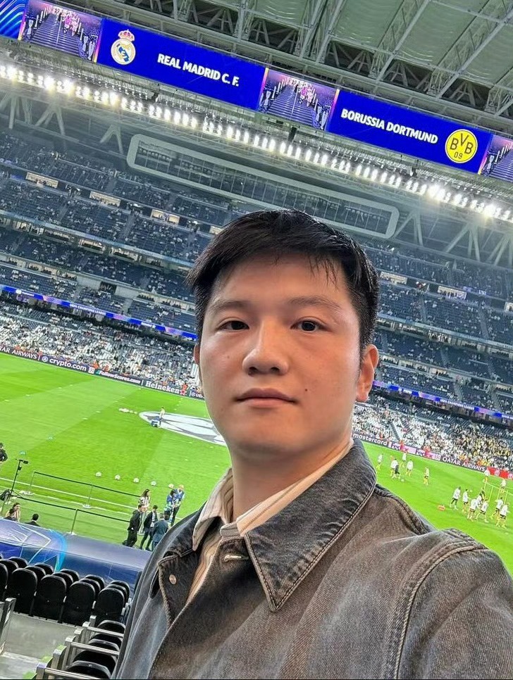 旅行青蛙晒图：樊振东参观伯纳乌球场