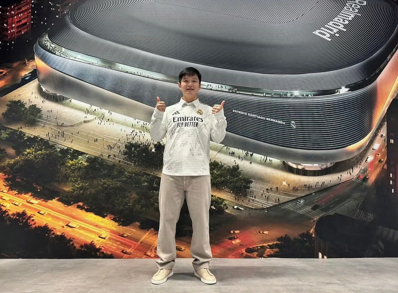 旅行青蛙晒图：樊振东参观伯纳乌球场
