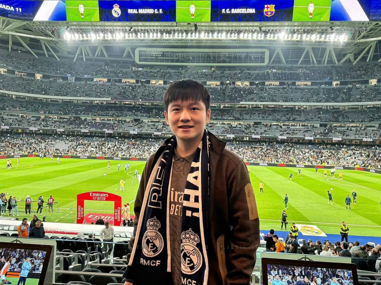 旅行青蛙晒图：樊振东参观伯纳乌球场