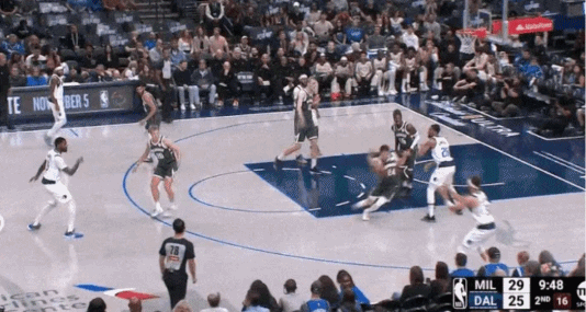 🏀NBA季前赛半场：欧文7中6砍14分 克莱11分 独行侠次节末轰16-0以54-38领先雄鹿